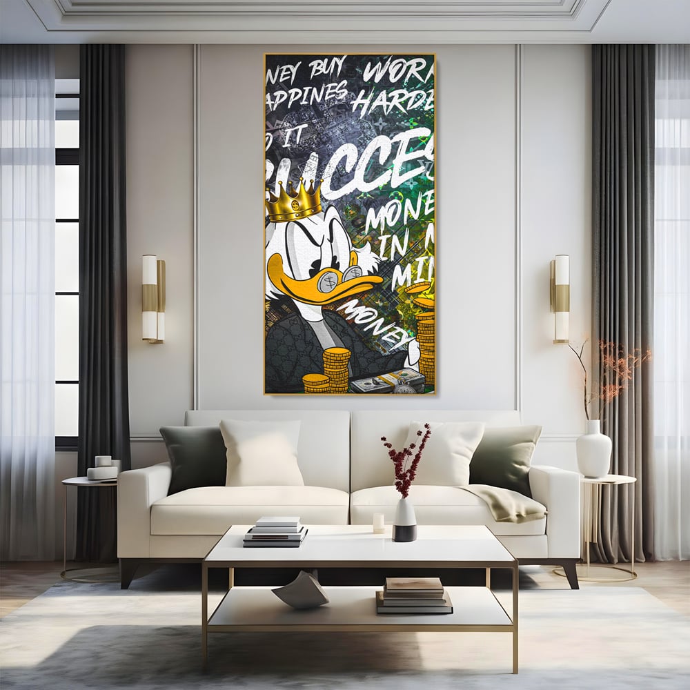 Tablou canvas cu tablou canvas cu rata stilizata si bani, in rama de aluminiu auriu, pe perete intr-un living